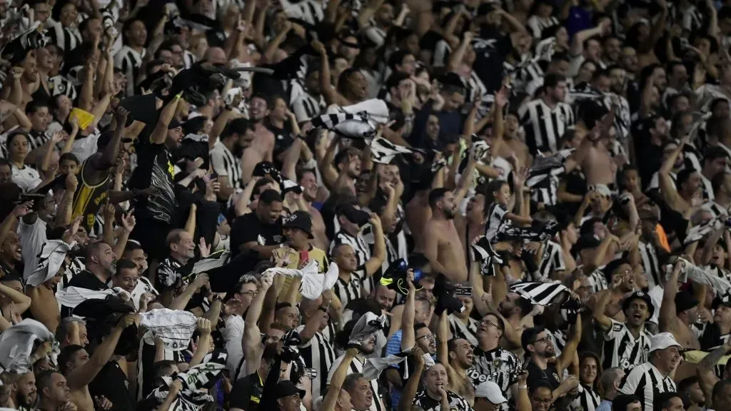 Torcedores do Glorioso fazendo a festa. Foto: Alexandre Loureiro/AGIF.