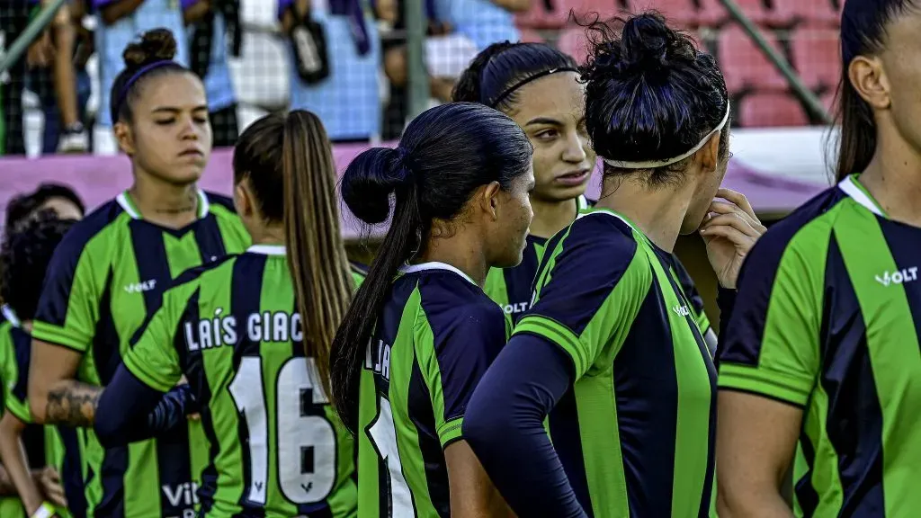 Jogadoras do América-MG em jogo contra o Corinthians