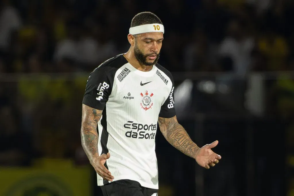 SP – MIRASSOL – 10/05/2025 – BRASILEIRO A 2025, MIRASSOL X CORINTHIANS – [MEMPHIS DEPAY jogador do Corinthians lamenta durante partida contra o Mirassol no estadio Jose Maria de Campos Maia pelo campeonato Brasileiro A 2025. Foto: Joisel Amaral/AGIF