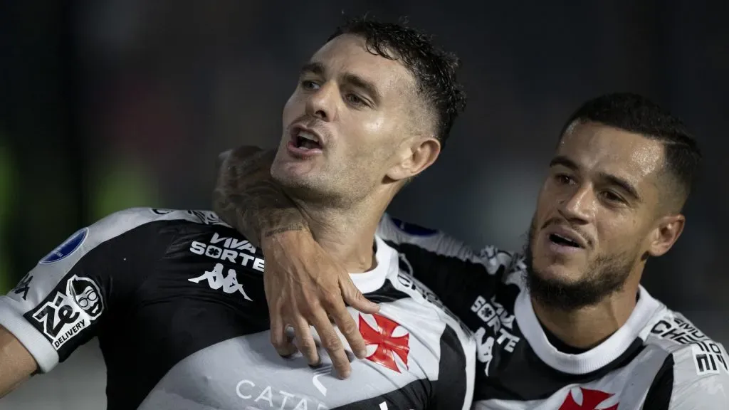 Vegetti jogador do Vasco comemora seu gol com Philippe Coutinho jogador da sua equipe durante partida contra o Melgar no estádio São Januário pelo campeonato Copa Sul-americana 2025. Foto: Jorge Rodrigues/AGIF