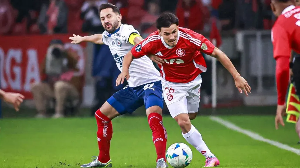 Alexandro Bernabei jogador do Internacional disputa lance com Everton Ribeiro jogador do Bahia durante partida no estádio Beira-Rio pelo campeonato Copa Libertadores 2025. Foto: Maxi Franzoi/AGIF