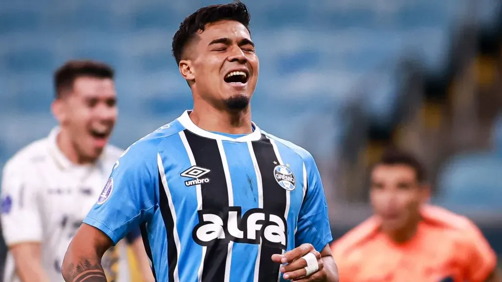 Arezo no Grêmio - Foto: AGIF