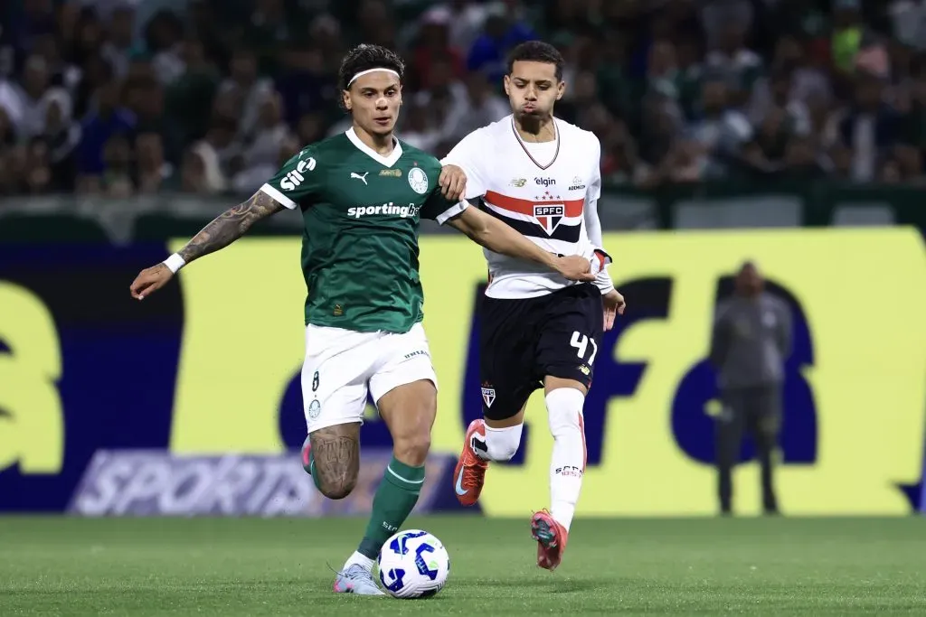 SP – BARUERI – 11/05/2025 – BRASILEIRO A 2025, PALMEIRAS X SAO PAULO – Richard Rios jogador do Palmeiras disputa lance com Matheus Alves jogador do Sao Paulo durante partida no estadio Arena Barueri pelo campeonato Brasileiro A 2025. Foto: Marcello Zambrana/AGIF