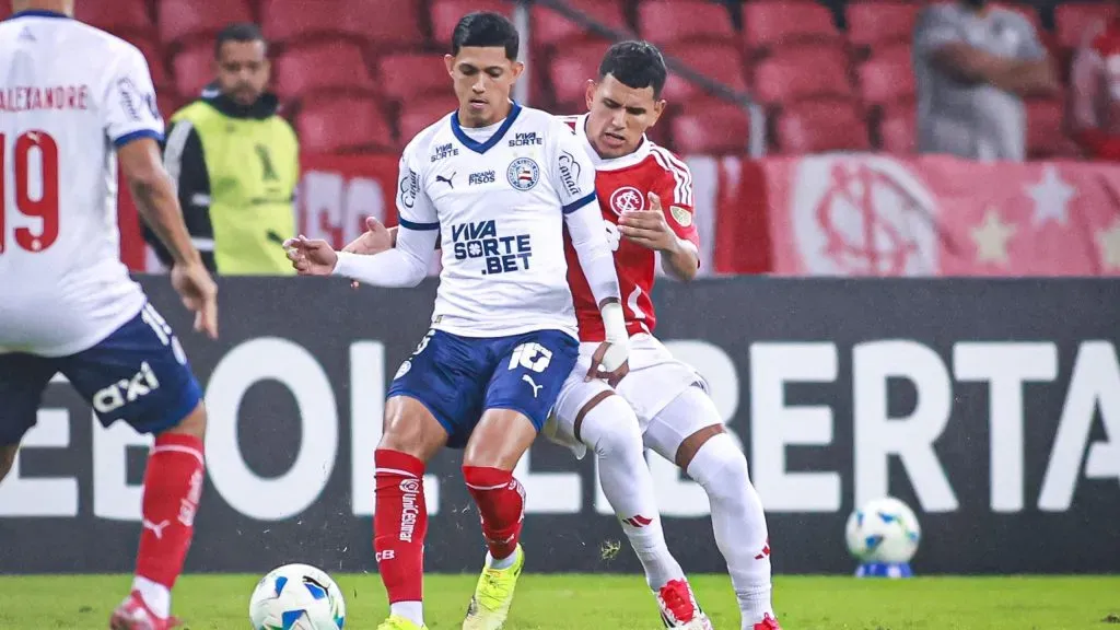 Braian Aguirre jogador do Internacional disputa lance com Erick Pulga jogador do Bahia durante partida no estádio Beira-Rio pelo campeonato Copa Libertadores 2025. Foto: Maxi Franzoi/AGIF