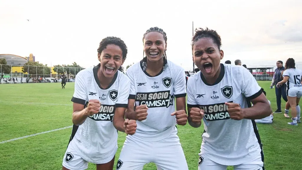 Atletas do time feminino do Botafogo na Copa Rio Feminina Sub-20