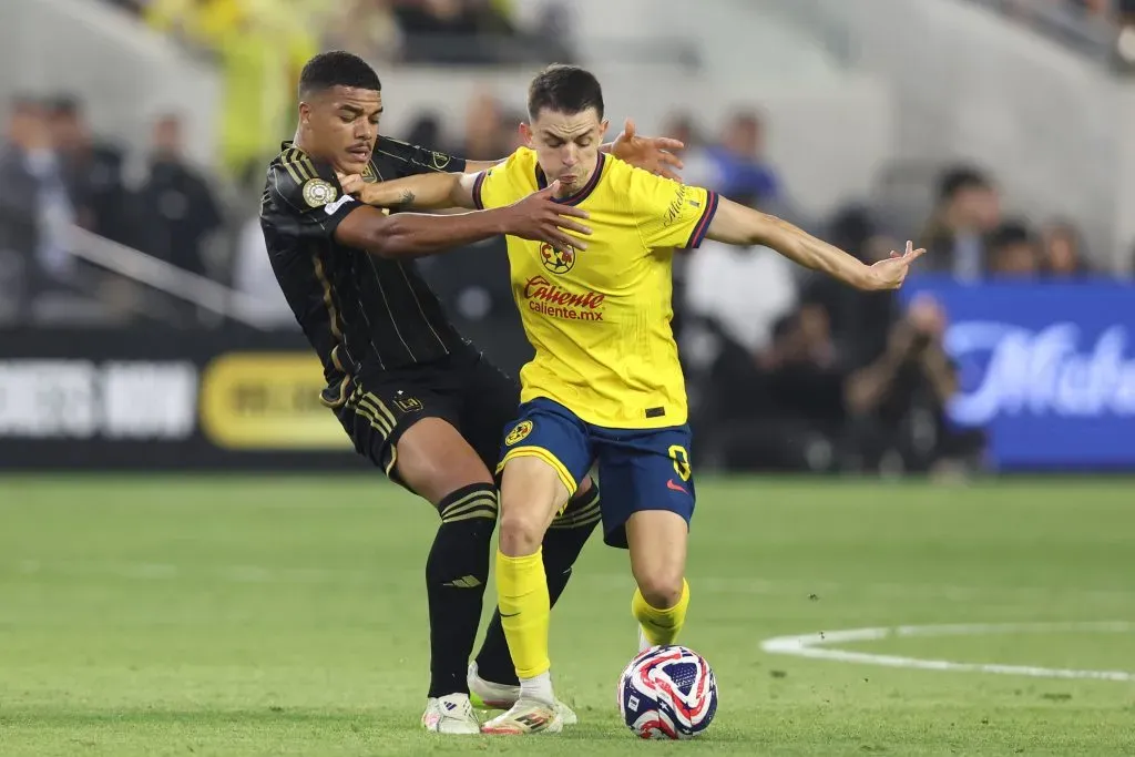 Igor Jesus disputando lance no gramado. Foto: Jessie Alcheh/Getty Images