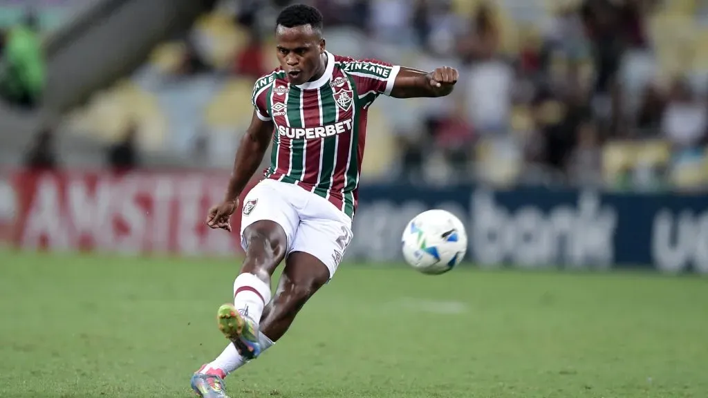 Arias cobrando falta pelo Fluminense na Sul-Americana – Foto: Thiago Ribeiro/AGIF