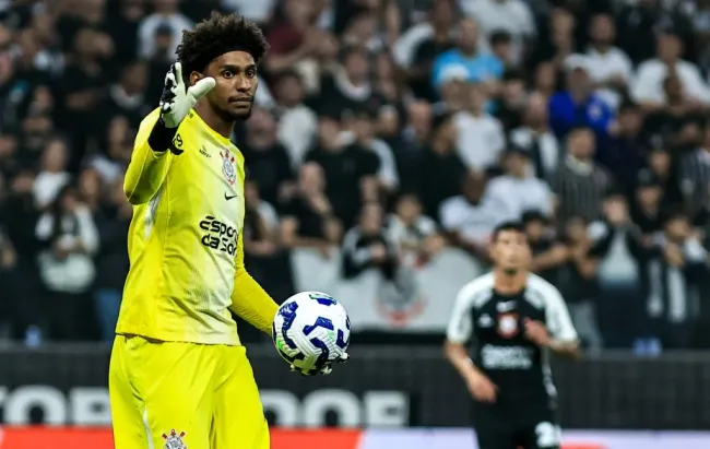 Hugo Souza goleiro do Corinthians durante partida contra o Novorizontino – Foto: Fabio Giannelli/AGIF