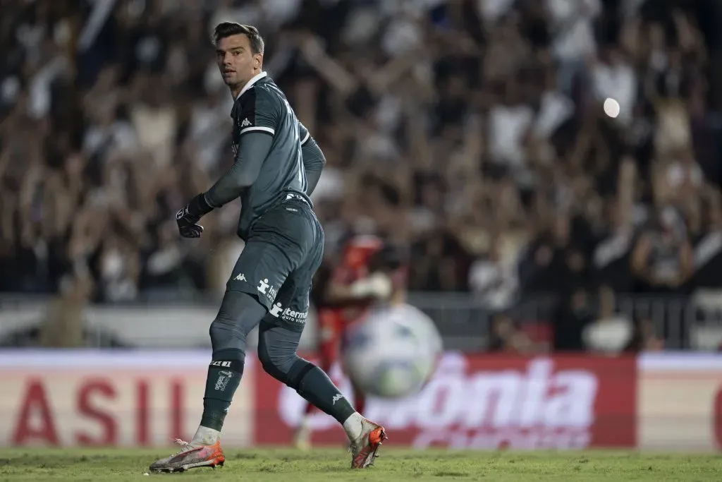 Léo Jardim recusa renovação com o Vasco e fica próximo de acordo com o Tricolor – Foto: Jorge Rodrigues/AGIF