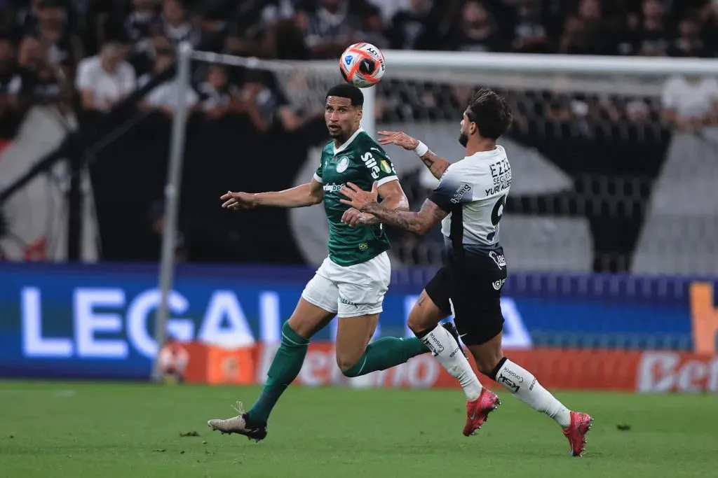 Yuri Alberto jogador do Corinthians disputa lance com Murilo jogador do Palmeiras durante partida no estadio Arena Corinthians pelo campeonato Paulista 2025. Foto: Ettore Chiereguini/AGIF