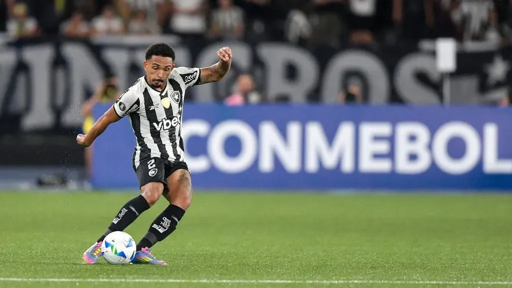 Vitinho, lateral-direito do Glorioso. Foto: Thiago Ribeiro/AGIF.