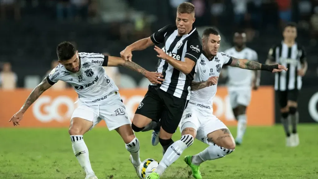 Duelo entre Botafogo x Ceará já terminou empatado 11 vezes na história – Foto: Jorge Rodrigues/AGIF