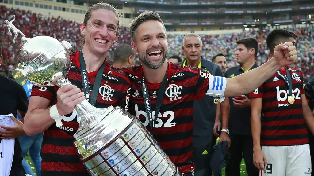 Filipe Luís e Diego comemorando o título da Copa Libertadores 2019. (Photo by Daniel Apuy/Getty Images)
