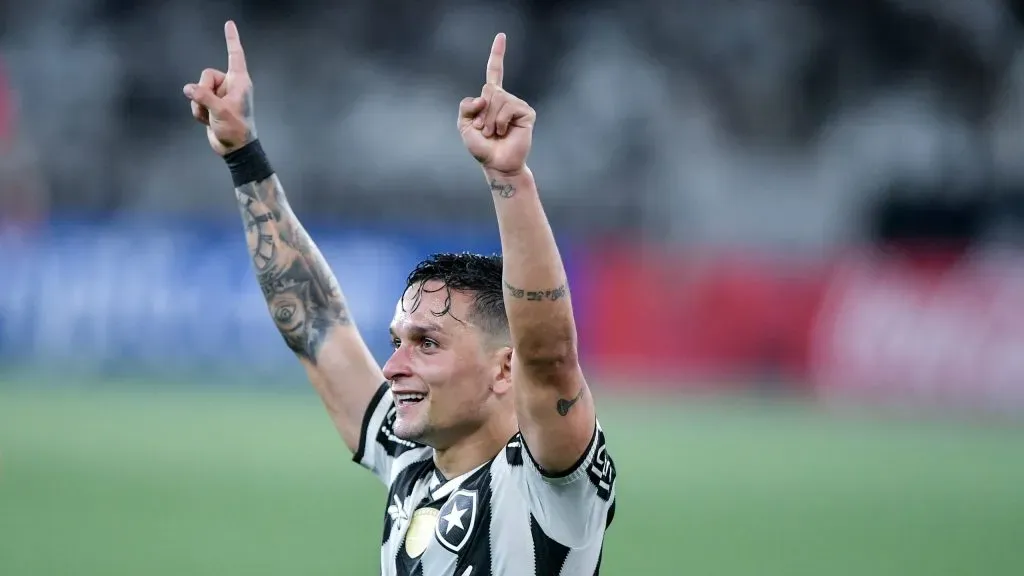 Artur, jogador do Glorioso, durante partida contra a Universidad de Chile-CHI, pela CONMEBOL Libertadores. Foto: Thiago Ribeiro/AGIF.