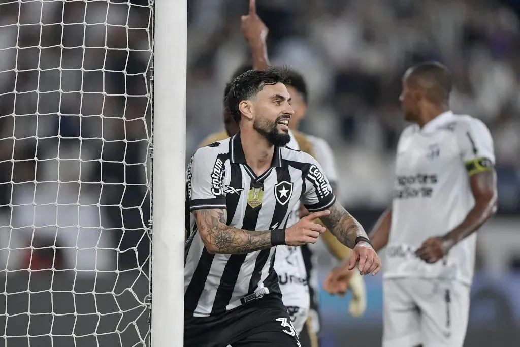 Mastriani, jogador do Botafogo, comemora seu gol durante partida contra o Ceara no estadio Engenhao pelo campeonato Brasileiro A 2025. Foto: Thiago Ribeiro/AGIF