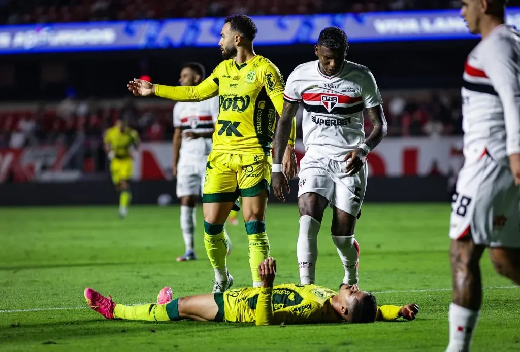 SP – SAO PAULO – 24/05/2025 – BRASILEIRO A 2025, SAO PAULO X MIRASSOL – Jogador do Mirassol apos choque durante partida contra o Sao Paulo no estadio Morumbi pelo campeonato Brasileiro A 2025. Foto: Fabio Giannelli/AGIF