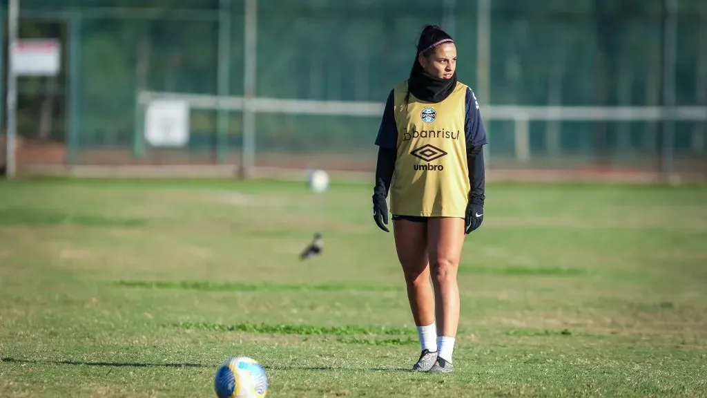 Jogadora do elenco feminino sub-20 do Grêmio em treinamento