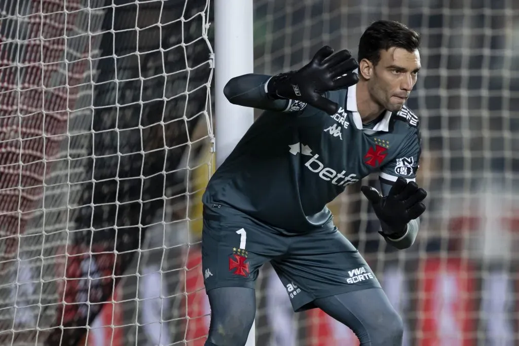 RJ – RIO DE JANEIRO – 20/05/2025 – COPA DO BRASIL 2025, VASCO X OPERARIO – Leo Jardim goleiro do Vasco durante partida contra o Operario no estadio Sao Januario pelo campeonato Copa Do Brasil 2025. Foto: Jorge Rodrigues/AGIF