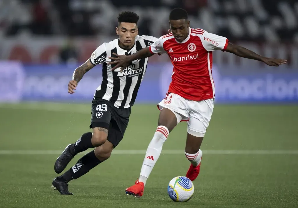RJ – RIO DE JANEIRO – 20/07/2024 – BRASILEIRO A 2024, BOTAFOGO X INTERNACIONAL – Igor Jesus jogador do Botafogo disputa lance com Robert Renan jogador do Internacional durante partida no estadio Engenhao pelo campeonato Brasileiro A 2024. Foto: Jorge Rodrigues/AGIF