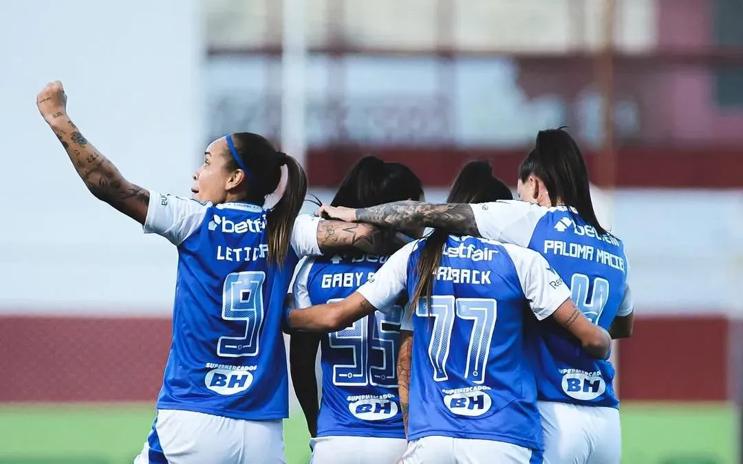 Letícia comemora seu gol com as companheira de elenco das Cabulosas contra o 3B. Foto: Gustavo Martins/Cruzeiro