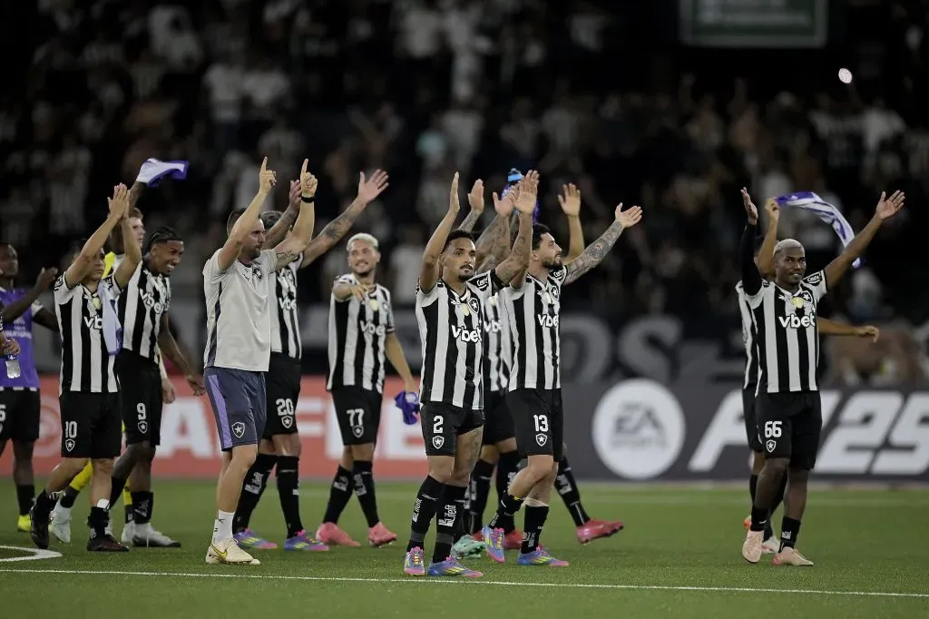 Jogadores do Botafogo comemoram a vitória do time durante partida contra o Universidad de Chile – Foto: Alexandre Loureiro/AGIF
