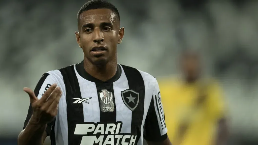 Ex-Botafogo, Victor Sá foi novamente pedido pela torcida do Vasco – Foto: Jorge Rodrigues/AGIF