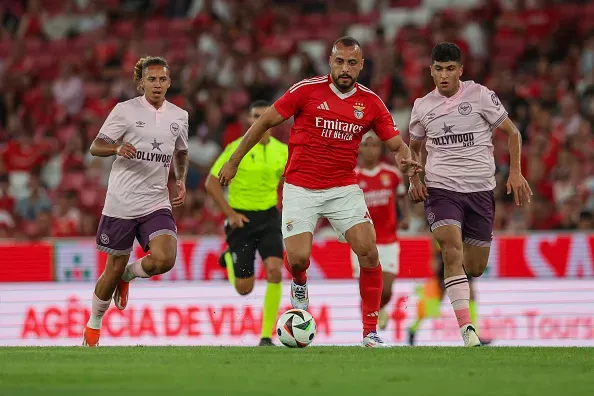 Arthur Cabral do Benfica durante partida contra o Brentford FC no Estadio da Luz, em Lisboa, Portugal. Foto: Carlos Rodrigues/Getty Images