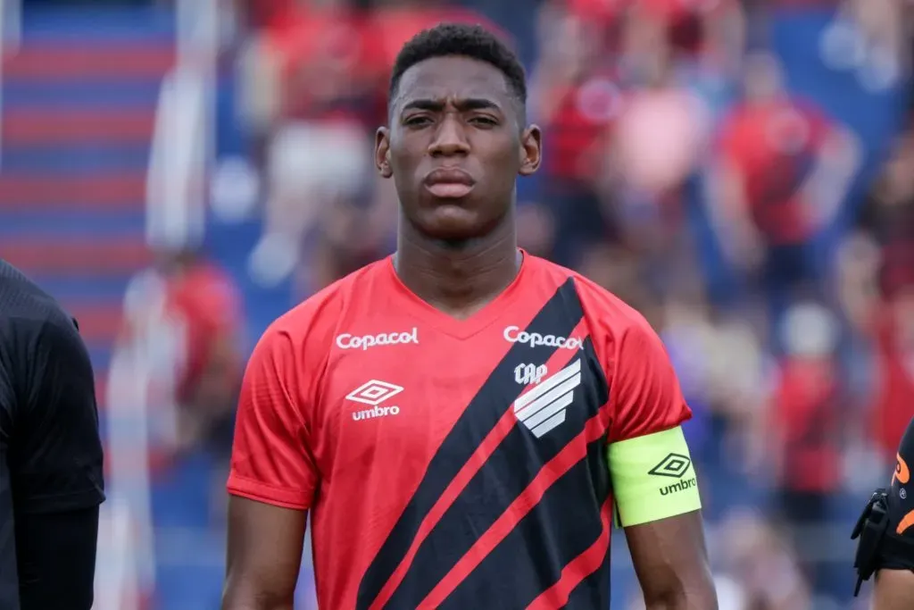 Léo Pelé vem sendo criticado pela torcida do Athlético-PR. Foto: Robson Mafra/AGIF