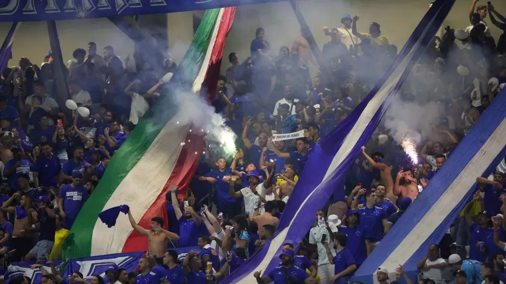 Torcedores da Raposa fazendo a festa. Foto: Gilson Lobo/AGIF.