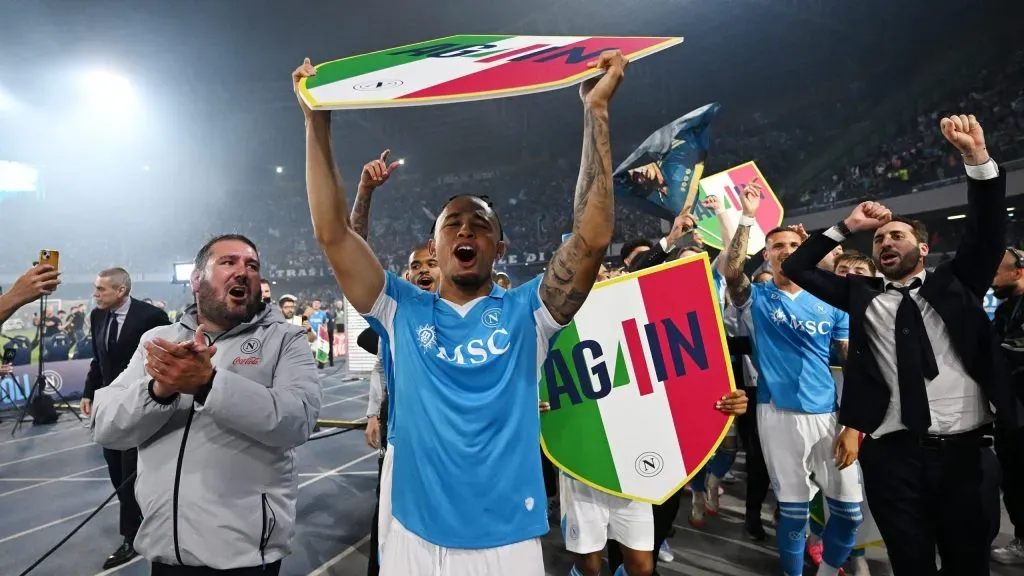 Okafor comemorando o título italiano do Napoli
