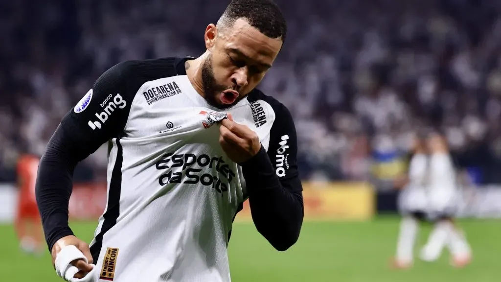 Memphis Depay beijando escudo do Corinthians. Foto: Marcello Zambrana/AGIF