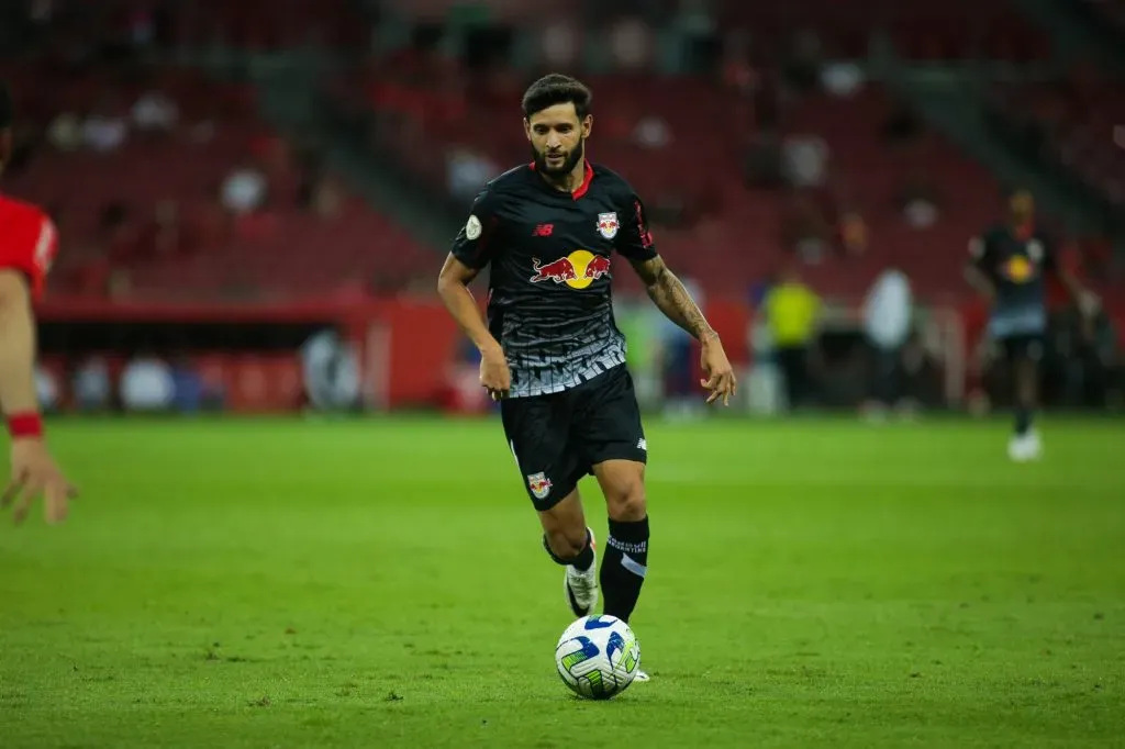 Juninho Capixaba, jogador do Bragantino durante partida contra o Internacional no estadio Beira-Rio pelo campeonato Brasileiro A 2023. Foto: Giancarlo Santorum/AGIF