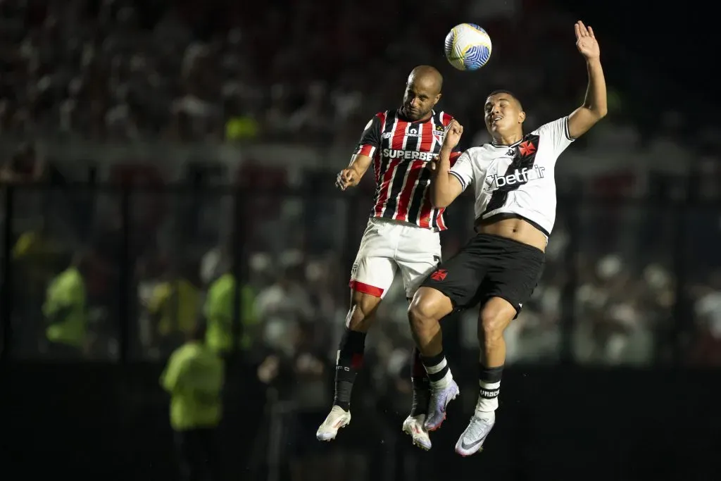 Matheus Carvalho jogador do Vasco disputa lance com Lucas Moura jogador do São Paulo – Foto: Jorge Rodrigues/AGIF