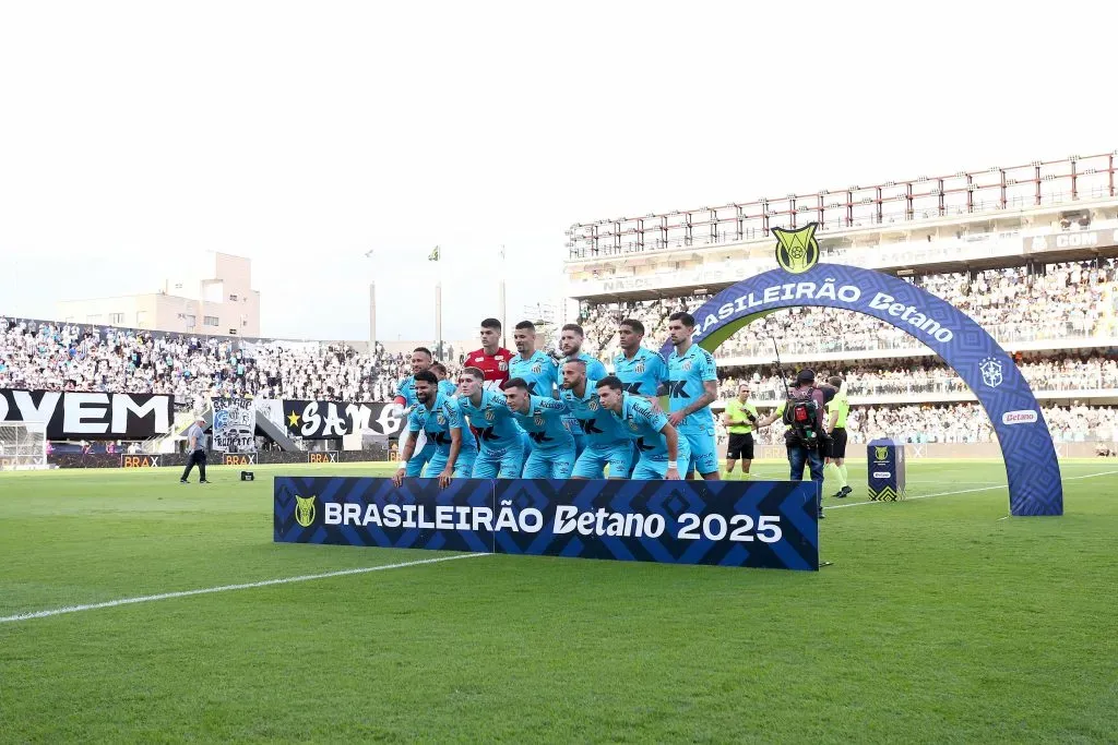 SP – SANTOS – 01/06/2025 – BRASILEIRO A 2025, SANTOS X BOTAFOGO – Jogadores do Santos posam para foto antes na partida contra Botafogo no estadio Vila Belmiro pelo campeonato Brasileiro A 2025. Foto: Mauricio De Souza/AGIF