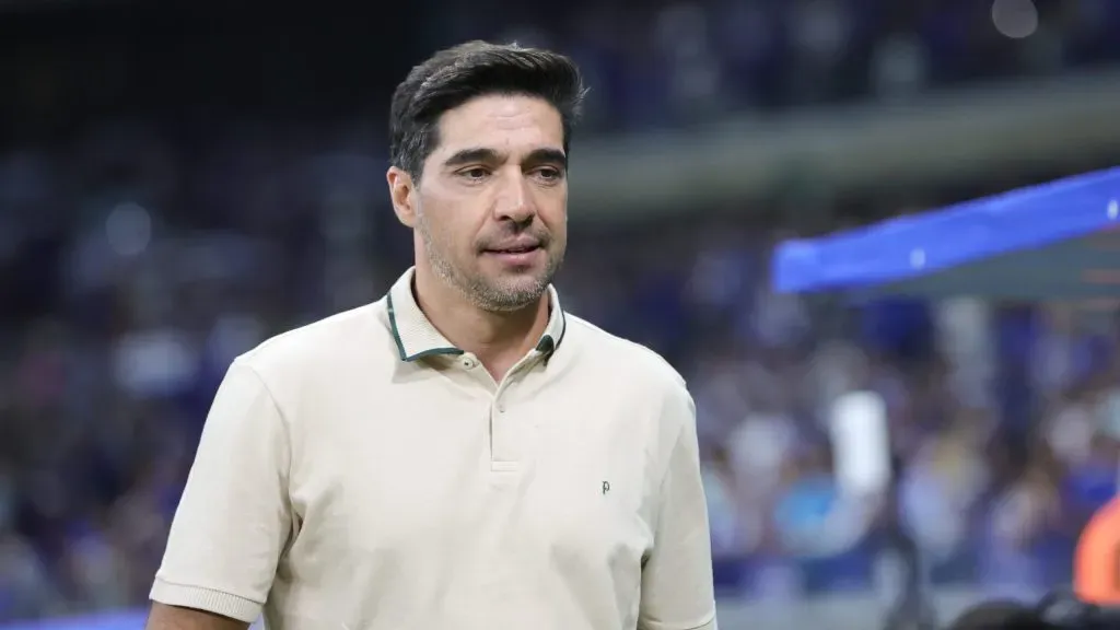 Abel Ferreira, técnico do Palmeiras, durante partida contra o Cruzeiro, pelo Brasileirão Betano. Foto: Gilson Lobo/AGIF.