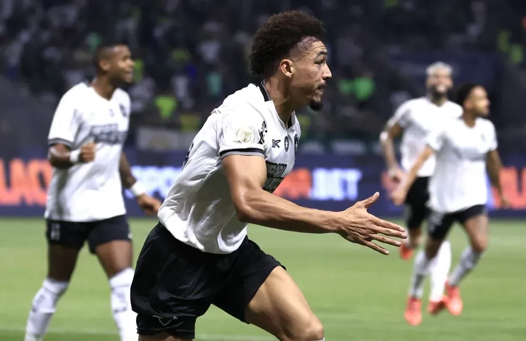 SP – SAO PAULO – 26/11/2024 – BRASILEIRO A 2024, PALMEIRAS X BOTAFOGO – Adryelson jogador do Botafogo comemora seu gol durante partida contra o Palmeiras no estadio Arena Allianz Parque pelo campeonato Brasileiro A 2024. Foto: Marcello Zambrana/AGIF