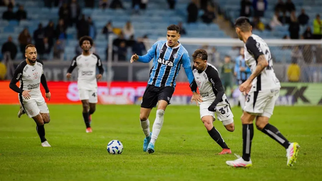 Gustavo Martins jogador do Grêmio disputa lance com Ryan jogador do Corinthians durante partida no estádio Arena do Grêmio pelo campeonato Brasileiro A 2025. Foto: Cristiano Junior/AGIF