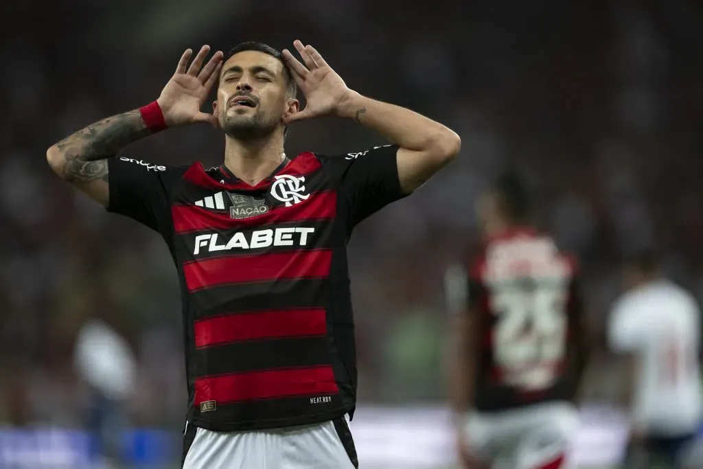 Arrascaeta jogador do Flamengo comemora seu gol durante partida contra o Bahia – Foto: Jorge Rodrigues/AGIF