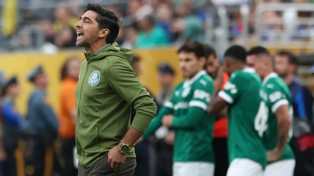 Abel Ferreira em ação no Mundial. O treinador gostou do desempenho do Palestra – (Foto: Cesar Greco/Palmeiras/by Canon)