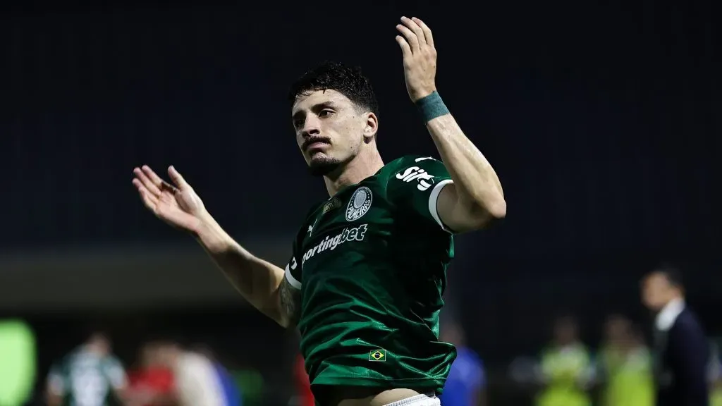 Piquerez, jogador do Palmeiras, comemora seu gol durante partida contra o Corinthians, pelo Brasileirão Betano. Foto: Fabio Giannelli/AGIF.