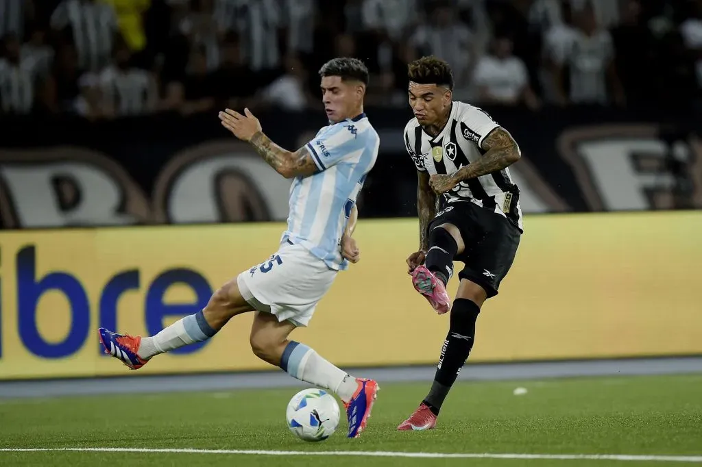 RJ – RIO DE JANEIRO – 27/02/2025 – RECOPA SUL-AMERICANA 2025, BOTAFOGO X RACING – Igor Jesus jogador do Botafogo disputa lance com Martirena jogador do Racing durante partida no estadio Engenhao pelo campeonato Recopa Sul-americana 2025. Foto: Alexandre Loureiro/AGIF