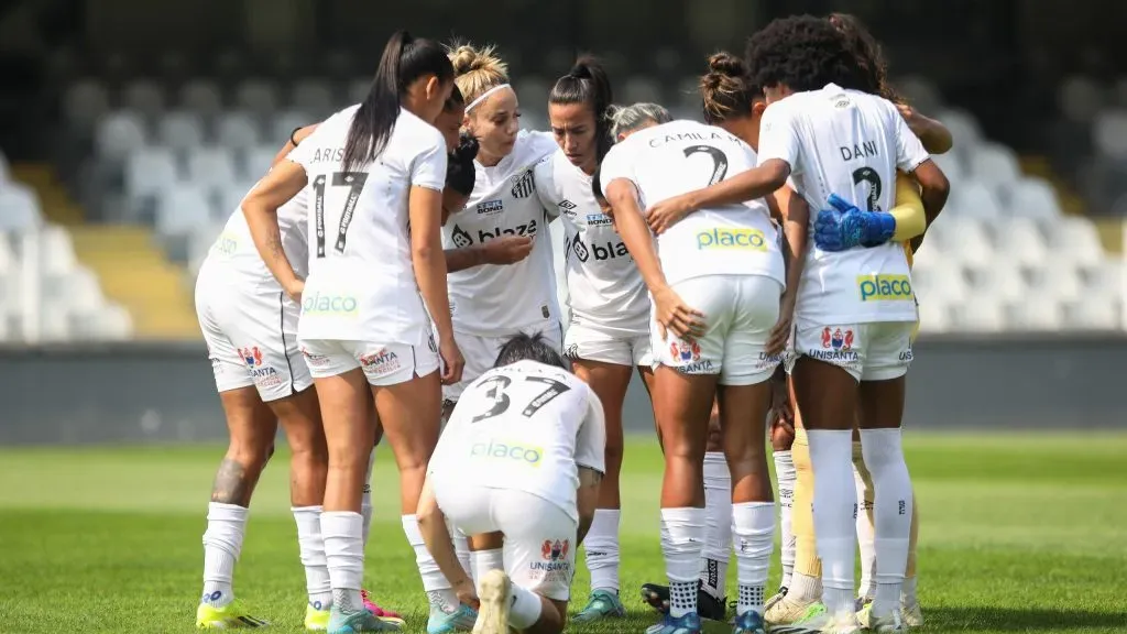 Jogadoras do Santos reunidas antes da partida contra o Botafogo no estádio Vila Belmiro pelo campeonato Brasileiro A Feminino 2024. Foto: Reinaldo Campos/AGIF