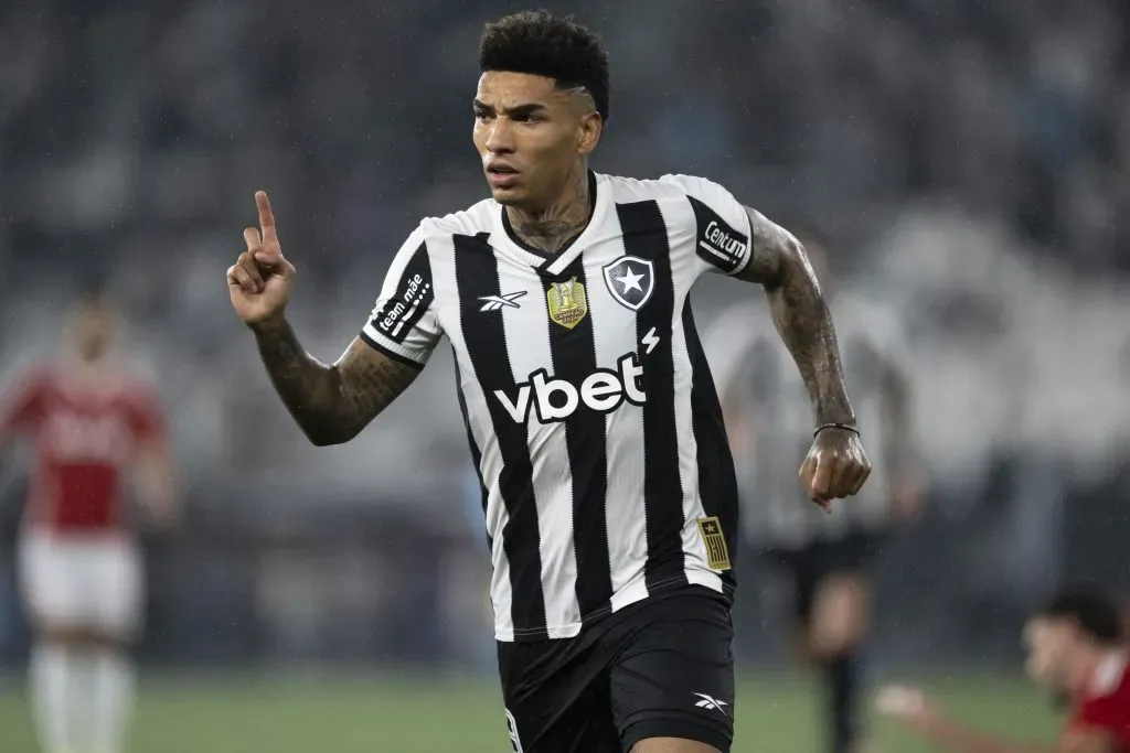 RJ – RIO DE JANEIRO – 11/05/2025 – BRASILEIRO A 2025, BOTAFOGO X INTERNACIONAL – Igor Jesus jogador do Botafogo comemora seu gol durante partida contra o Internacional no estadio Engenhao pelo campeonato Brasileiro A 2025. Foto: Jorge Rodrigues/AGIF