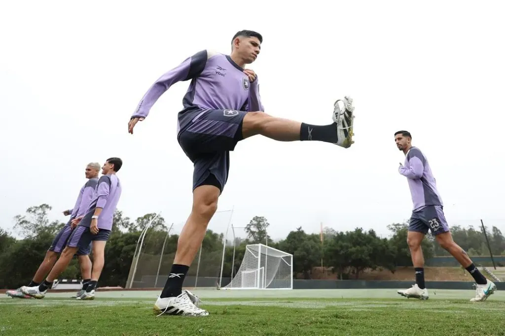 Savarino durante treino com os companheiros de elenco do Fogão. Foto: Vitor Silva/BFR
