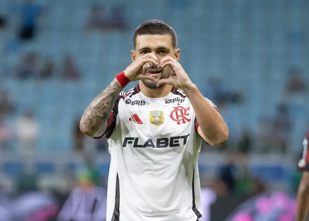 RS – PORTO ALEGRE – 13/04/2025 – BRASILEIRO A 2025, GREMIO X FLAMENGO – Giogian De Arrascaeta jogador do Flamengo comemora seu gol durante partida contra o Gremio no estadio Arena do Gremio pelo campeonato Brasileiro A 2025. Foto: Liamara Polli/AGIF