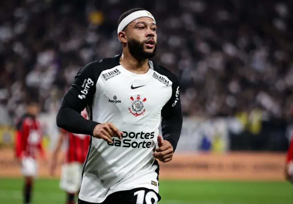 SP – SAO PAULO – 01/06/2025 – BRASILEIRO A 2025, CORINTHIANS X VITORIA – Memphis Depay jogador do Corinthians durante partida contra o Vitoria no estadio Arena Corinthians pelo campeonato Brasileiro A 2025. Foto: Fabio Giannelli/AGIF