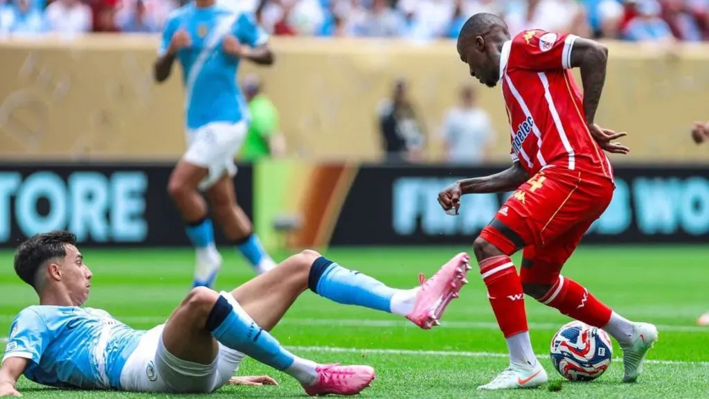 Lorch deixando o adversário no chão contra o Manchester City – Foto: Reprodução/Wydad
