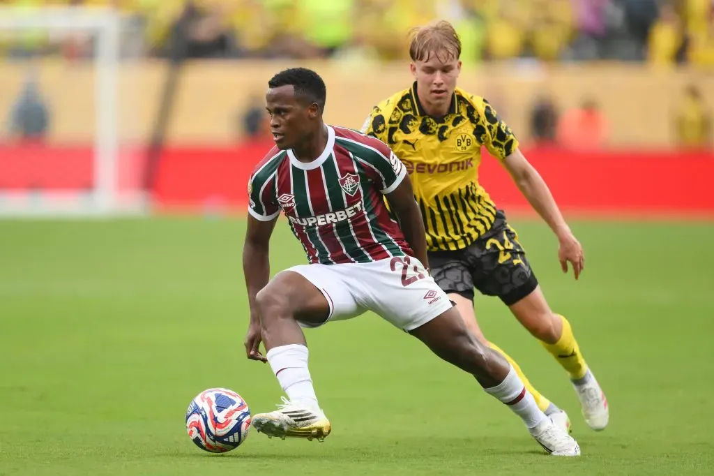 EAST RUTHERFORD, NEW JERSEY – JUNE 17: Jhon Arias #21 of Fluminense FC is challenged by Daniel Svensson #24 of Borussia Dortmund during the FIFA Club World Cup 2025 group F match between Fluminense FC and Borussia Dortmund at MetLife Stadium on June 17, 2025 in East Rutherford, New Jersey. (Photo by David Ramos/Getty Images)