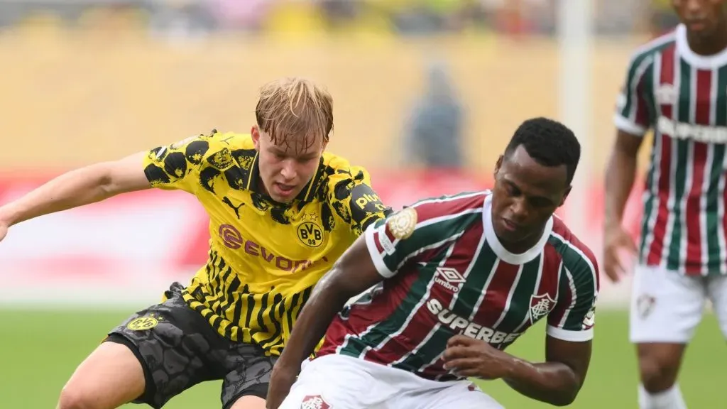 EAST RUTHERFORD, NEW JERSEY – JUNE 17: Jhon Arias #21 of Fluminense FC is challenged by Daniel Svensson #24 of Borussia Dortmund during the FIFA Club World Cup 2025 group F match between Fluminense FC and Borussia Dortmund at MetLife Stadium on June 17, 2025 in East Rutherford, New Jersey. (Photo by David Ramos/Getty Images)
