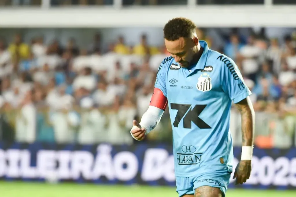 Neymar com a camisa do Santos. Foto: Jota Erre/AGIF
